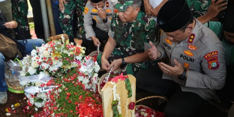 Hadiri Pemakaman Affan Kurniawan di TPU Karet Bivak, Kapolda Metro Sampaikan Permohonan Maaf
