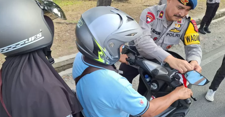 Batalyon C Sat Brimob Polda Jabar Bagikan Bendera Merah Putih, Semarakkan HUT ke-78 RI