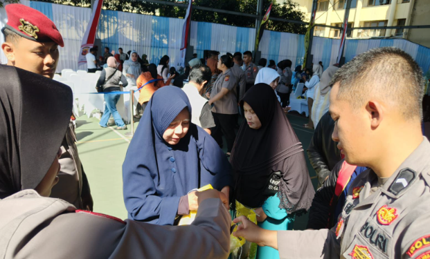 Polda Jabar Gelar Pasar Murah Sembako, Emak-Emak Antusias Sambut HUT ke-80 RI