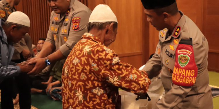 Polda Jabar Gelar Doa Bersama dan Bagi Sembako untuk Kaum Dhuafa dalam Rangka HUT ke-80 RI