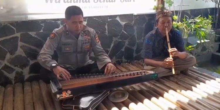 Di Balik Seragam, Kasi Humas Polsek Cipatat Lestarikan Seni Kawih Sunda dan Dirikan Sanggar