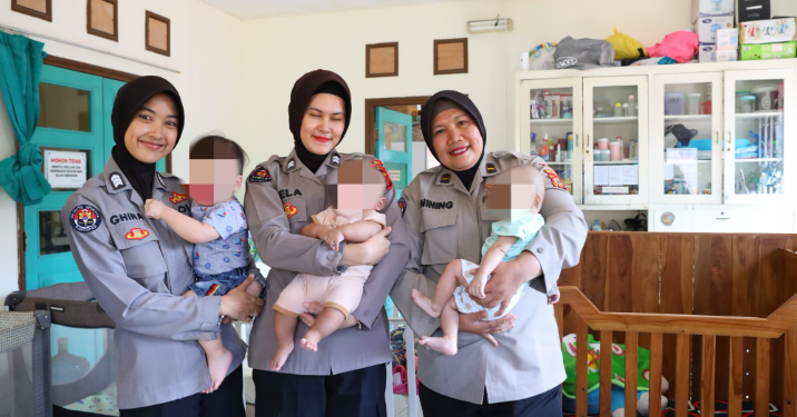 Polwan Polda Jabar Tunjukkan Sisi Humanis, Ayomi Puluhan Balita di Panti Asuhan