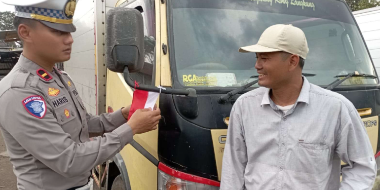 Satlantas Polres Majalengka Pasang Bendera Merah Putih di Kendaraan Umum, Semarakkan HUT ke-78 RI