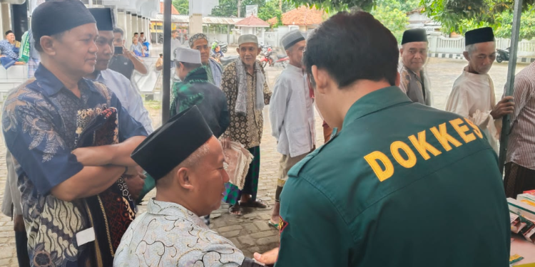 Sidokkes Polresta Cirebon Gelar Bakti Sosial Kesehatan di Masjid Kaliwadas
