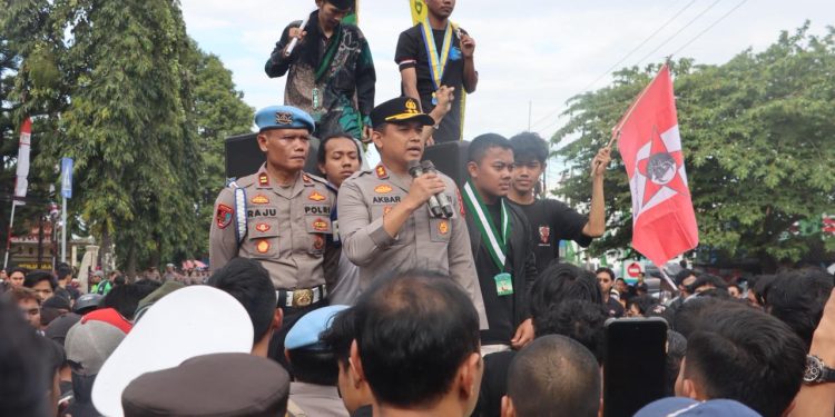 Kapolres Kuningan Pimpin Pengawalan Aksi Mahasiswa dengan Humanis: Empat Tuntutan Disuarakan