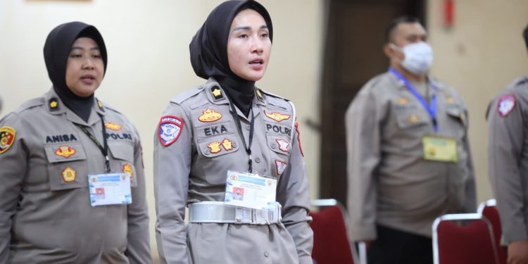 Polwan Polda Jabar Buktikan Ketangguhan di Ajang Lari Lintas Alam Bandung 100 Ultra