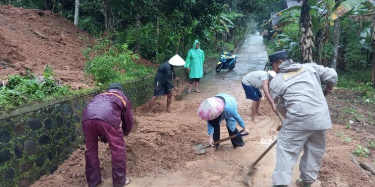 Akses Jalan Terputus Akibat Longsor, Polisi dan Warga Banjar Gotong Royong Bersihkan Material