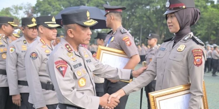 Berkat Keberaniannya Amankan Unjuk Rasa, Briptu Sherlyta Raih Kenaikan Pangkat Luar Biasa