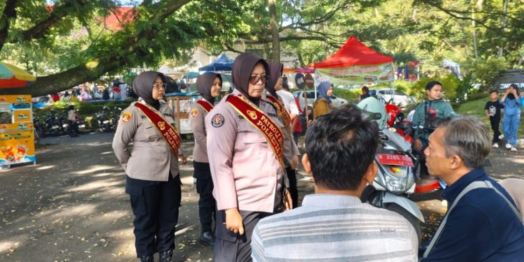 Humanis dan Responsif, Polwan Polresta Bandung Sapa Warga Lewat Patroli Mojang Lodaya