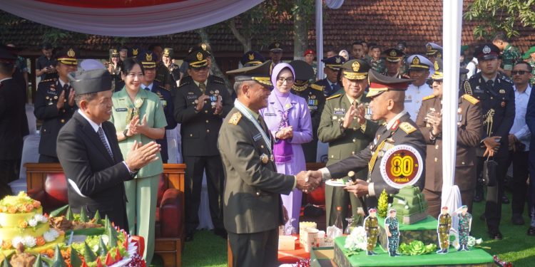 Soliditas TNI-Polri, Kapolda Jabar Hadiri Upacara Parade Peringatan HUT ke 80 TNI Tahun 2025