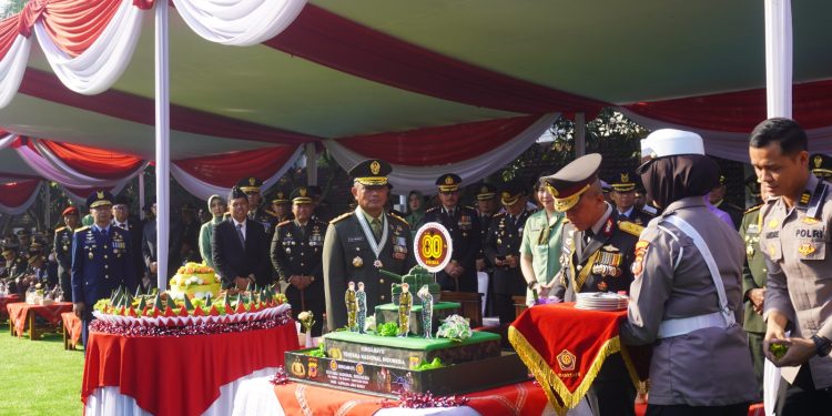 Sinergitas TNI-Polri, Kapolda Jabar Beri Kue Ulang Tahun di HUT Ke-80 TNI