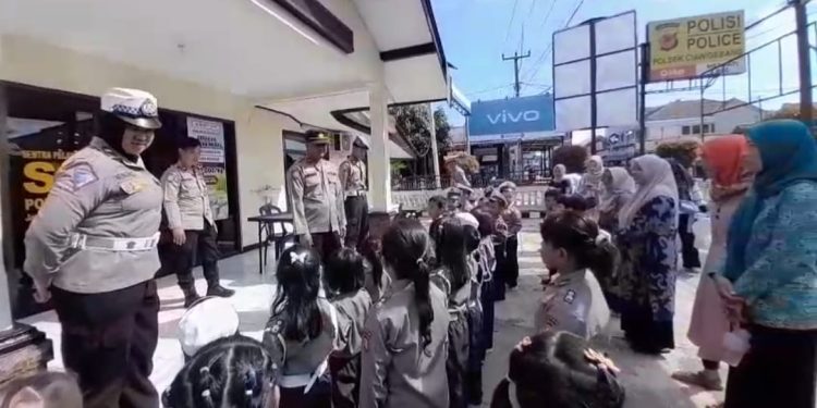 Polsek Ciawigebang Tanamkan Nilai Disiplin Sejak Dini Melalui Program Polisi Sahabat Anak
