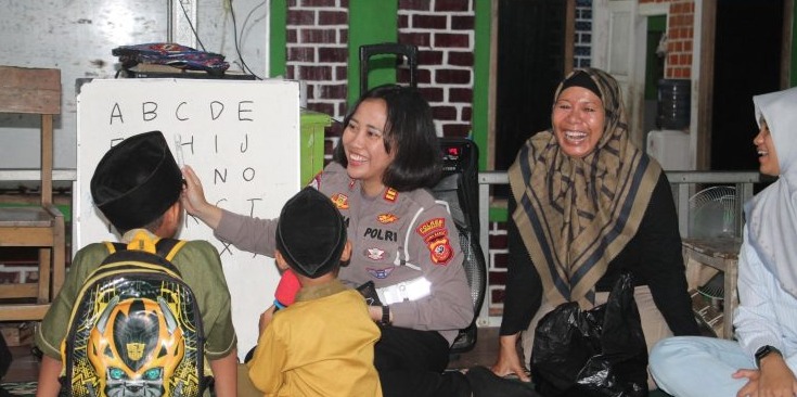Ciptakan Sosok Humanis, Polwan Polres Purwakarta Gelar ‘Polwan Mengajar’ di TPA