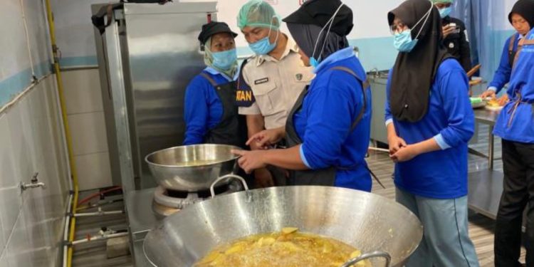 Pastikan Kualitas dan Higienitas, Polres Garut Terjunkan Sidokkes Awasi Dapur Program Makan Bergizi Gratis