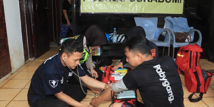 Polres Sukabumi Sigap Berikan Pelayanan Kesehatan bagi Korban Banjir di Cisolok