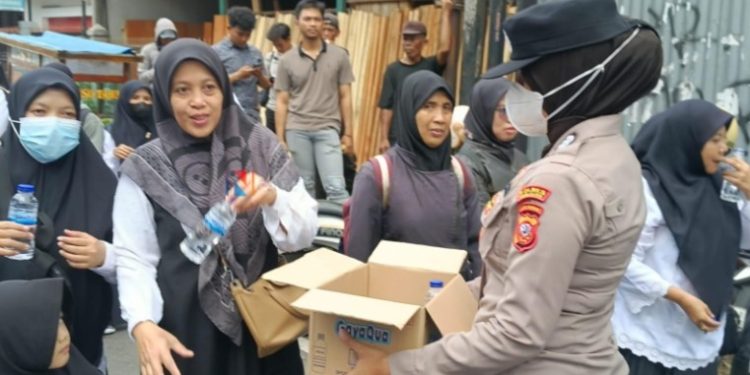 Aksi Unras di DPRD Kota Tasikmalaya, Diwarnai Aksi Humanis Polwan