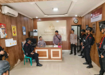 Satbrimob Polda Jabar Gelar Patroli Dialogis Harkamtibmas di Karawang, Jalin Sinergi dengan Masyarakat