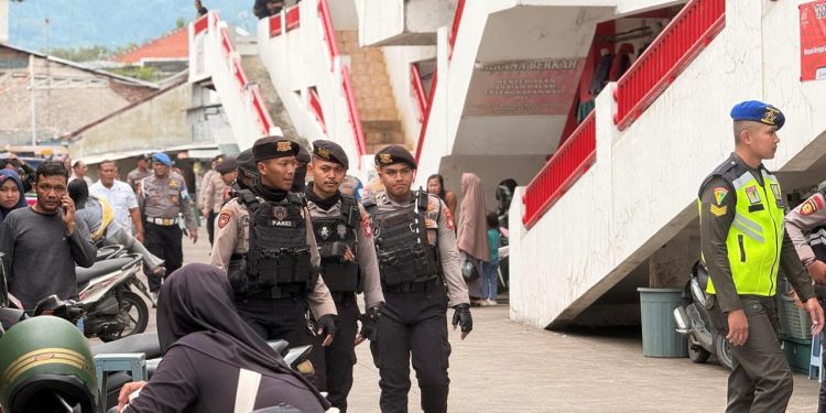 Kolaborasi Polri-TNI Gempur Pasar Sumedang: Pria Pembawa Gelang dari Selongsong Peluru dan Bubuk Kratom Diamankan