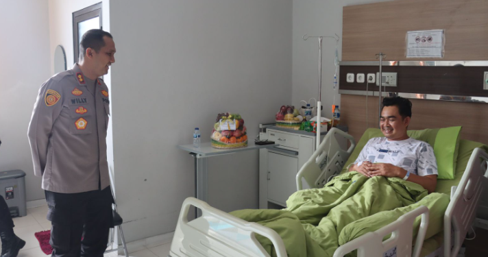 Kapolres Majalengka Jenguk Anggota Sakit di RSUD, Berikan Dukungan Moril