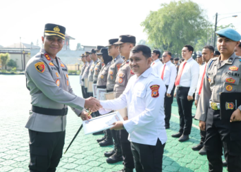 Kapolres Karawang Berikan Penghargaan kepada Personel Berprestasi