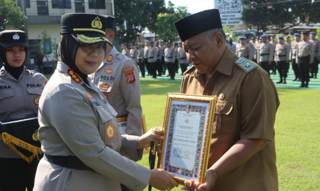 Polresta Cirebon Beri Penghargaan Anggota Berprestasi dan Desa Presisi Terbaik, Kuwu Ciawigajah Sampaikan Apresiasi