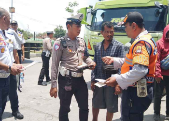 Petugas Gabungan Tertibkan Parkir Liar di Pantura Cirebon