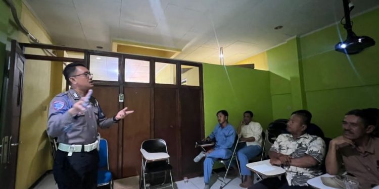 Tekan Fatalitas Kecelakaan, Satlantas Polres Karawang Edukasi Sopir Angkutan Barang Soal Kamseltibcarlantas