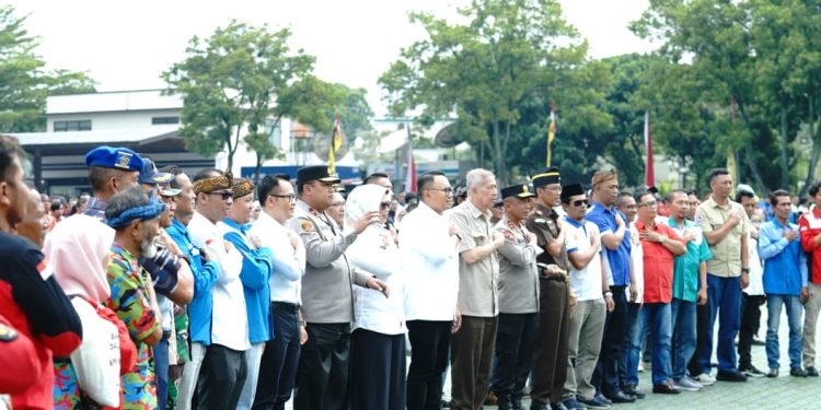 Sinergi Polri dan Buruh, Kapolda Jabar Pimpin Deklarasi ‘Sauyunan Ngajaga Lembur’ Jaga Stabilitas Kamtibmas