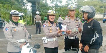 Operasi Lodaya Hari Ketiga di Sumedang: Satlantas Berikan Snack sebagai Reward untuk Pengendara Tertib