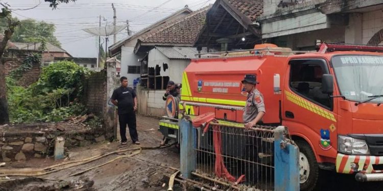 Empat Hari Pasca-Banjir Bandang Garut: Petugas Gabungan dan Warga Gotong Royong Bersihkan Saluran Air yang Tersumbat