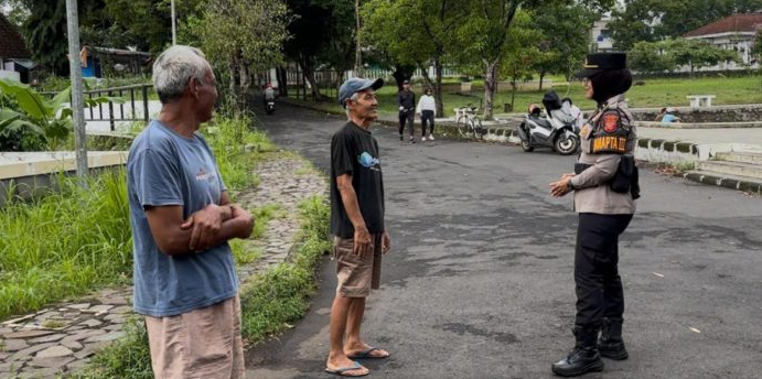Polwan Polres Ciamis Gencarkan Patroli Humanis “Mojang Lodaya”, Imbau Kamtibmas di Pusat Kota