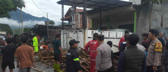 Polsek Banyuresmi dan Warga Gotong Royong Bersihkan Sisa Banjir di Desa Sukalaksana