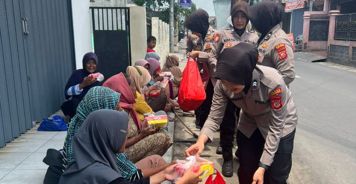 Polwan Polres Karawang Tebar Kebaikan Lewat Jumat Berkah, Sasar Masjid dan Masyarakat Sekitar