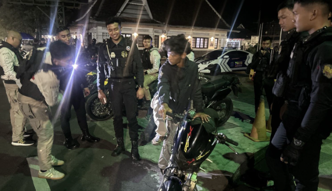 Jaga Kondusifitas Sumedang, Brimob Polda Jabar Gelar Patroli Dialogis Malam Hari