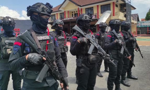 Jaga Stabilitas Kamtibmas, Brimob Polda Jabar Gelar Patroli Dialogis di Garut