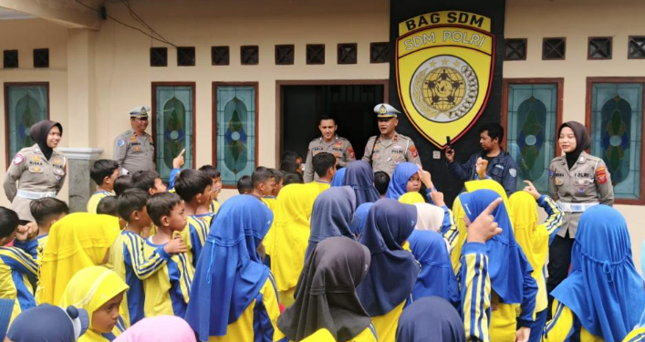 Siswa SDN 5 Linggasari Antusias Belajar Rambu dan Cara Pakai Helm di Mapolres
