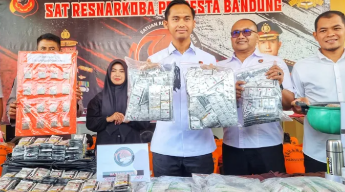 Polresta Bandung Bekuk 31 Pengedar Narkoba, Sita Ratusan Gram Sabu dan Ribuan Butir OKT