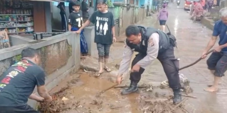 Polsek Cisurupan Bersama Forkopimcam dan Warga Evakuasi Material Banjir dan Longsor di Kampung Pasar Kaler