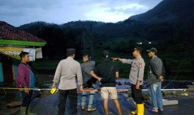 Jembatan Gantung di Garut Ambruk Diterjang Hujan, Polsek Singajaya Gerak Cepat Amankan Lokasi