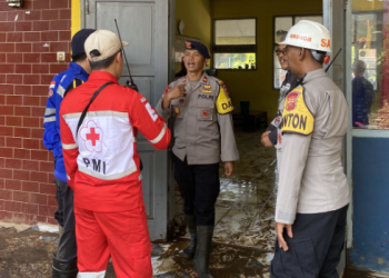 Brimob Polda Jabar Turun Tangan Bersihkan Lumpur Pasca Banjir di SMPN 3 Banyuresmi Garut