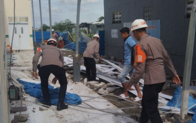 Brimob Polda Jabar Bersama Tim Gabungan Gerak Cepat Tangani Kerusakan Puting Beliung di Cirebon