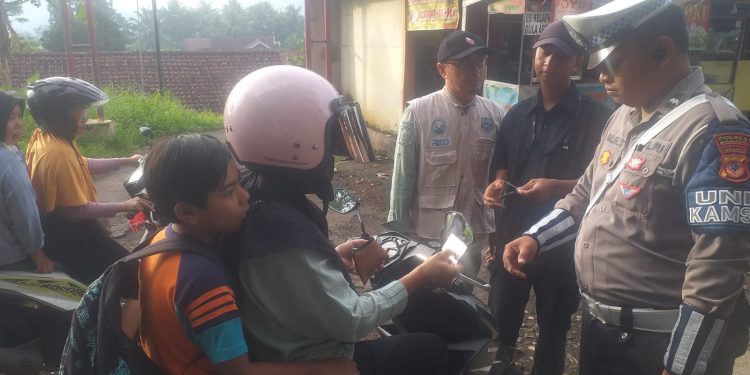Polres Banjar Gelar Monitoring dan Evaluasi Pemeriksaan Pajak Kendaraan Bermotor di Rest Area Dobo