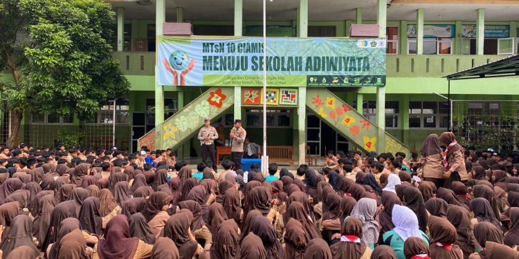 Polsek Banjarsari Polres Ciamis Lakukan Edukasi Bahaya Kenakalan Remaja di MTs Negeri 10 Ciamis