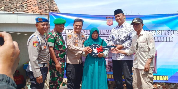 Lagi-Lagi Kapolsek Pameungpeuk Polresta Bandung Bangun Rumah Bagi Warga