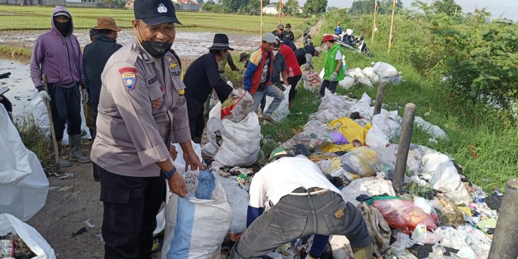 Gotong Royong Bersihkan Bantaran Sungai Citarik di Rancaekek, Wujud Sinergi Jaga Lingkungan
