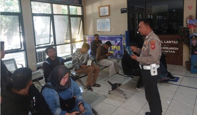 Polisi Sumedang Kembali Gencarkan ‘Polantas Menyapa’ di Layanan BPKB