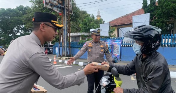 Ciptakan Kamseltibcarlantas, Polres Sukabumi Kota Lakukan Aksi Simpatik di Tengah Operasi Zebra 2025