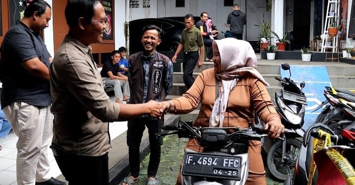 Air Mata Bahagia Korban Curanmor, Polres Sukabumi Kota Serahkan Motor Curian Hasil Pengungkapan 14 TKP