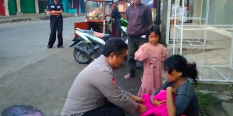 Aksi Heroik Polisi di Purwakarta: Aiptu Sarim Bantu Warga Melahirkan di Pinggir Jalan, Ibu dan Bayi Selamat