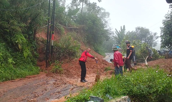 Aksi Cepat Tanggap Polsek Banjarwangi dan Warga: Bersihkan Longsor di Jalan Cikajang-Banjarwangi Agar Lalin Normal Kembali